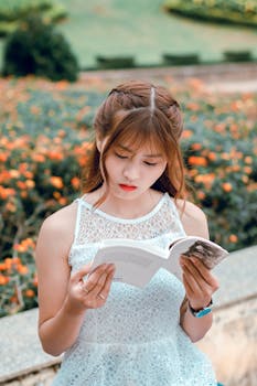 亚洲妇女在花园里看书