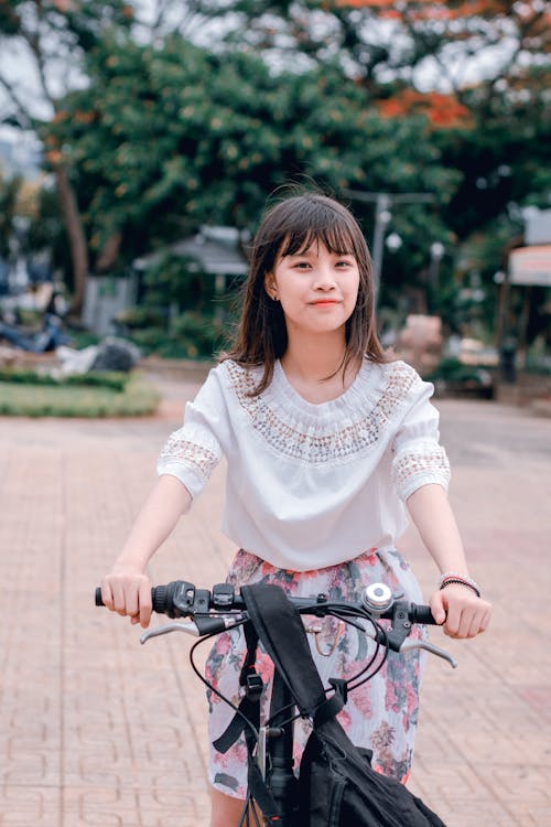 Vrouw Dragen Witte Blouse En Veelkleurige Bloemen Rok Fiets Rijden