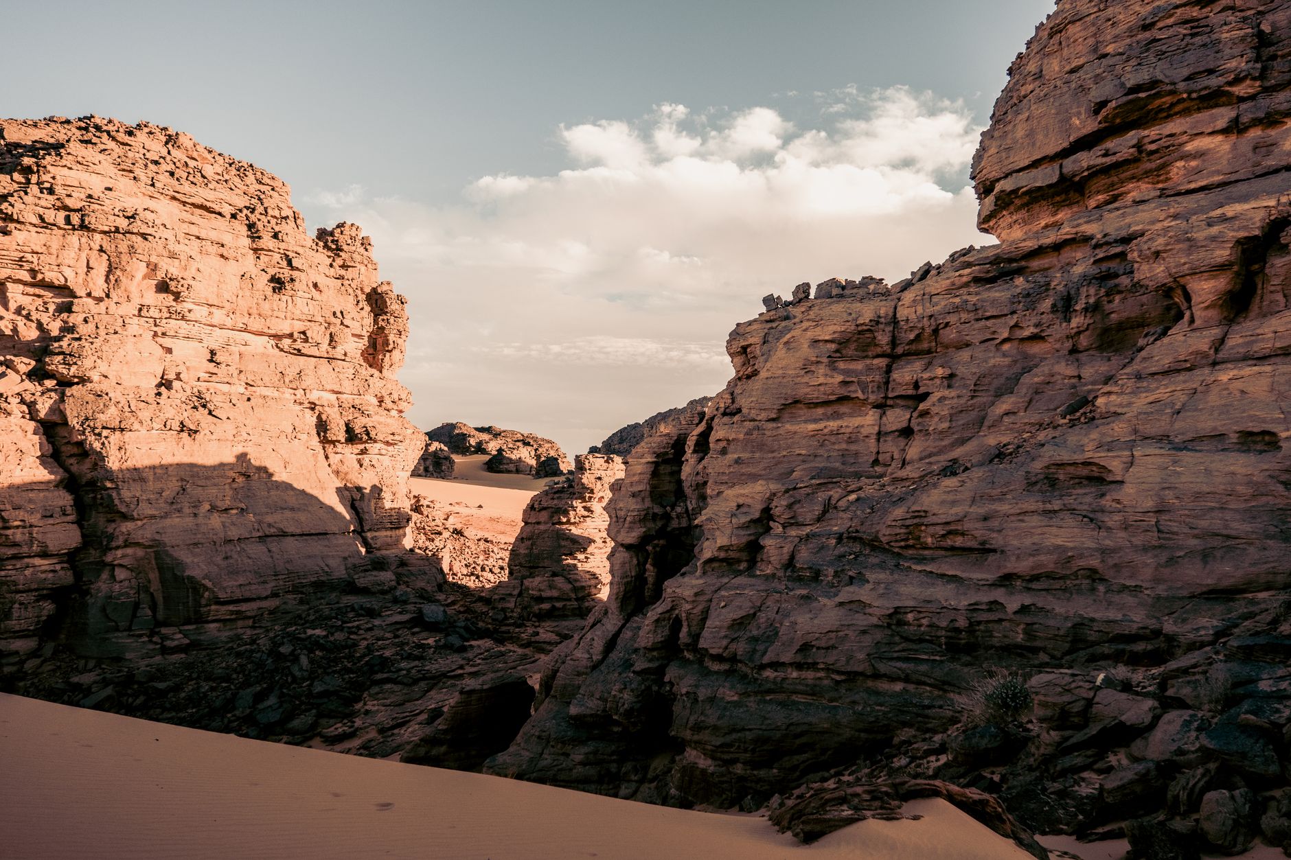 Stunning rock formations in the Algerian Sahara near Djanet, showcasing nature's raw beauty.