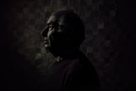 黑暗背景上，一位老人的剪影凸显出智慧与经验的纹理