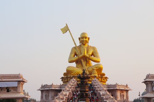 Free Magnificent Ramanuja statue at dusk in India, surrounded by visitors and architectural beauty. Stock Photo