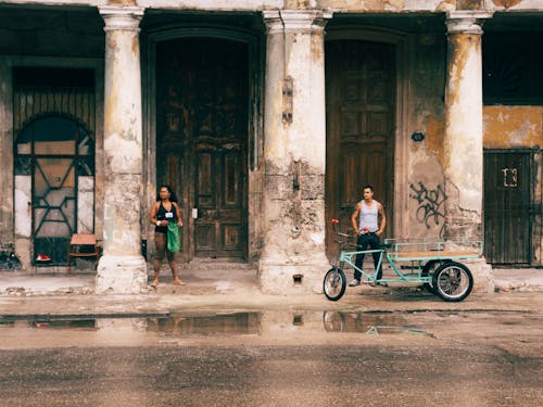 Foto d'estoc gratuïta de bici, carro, dona