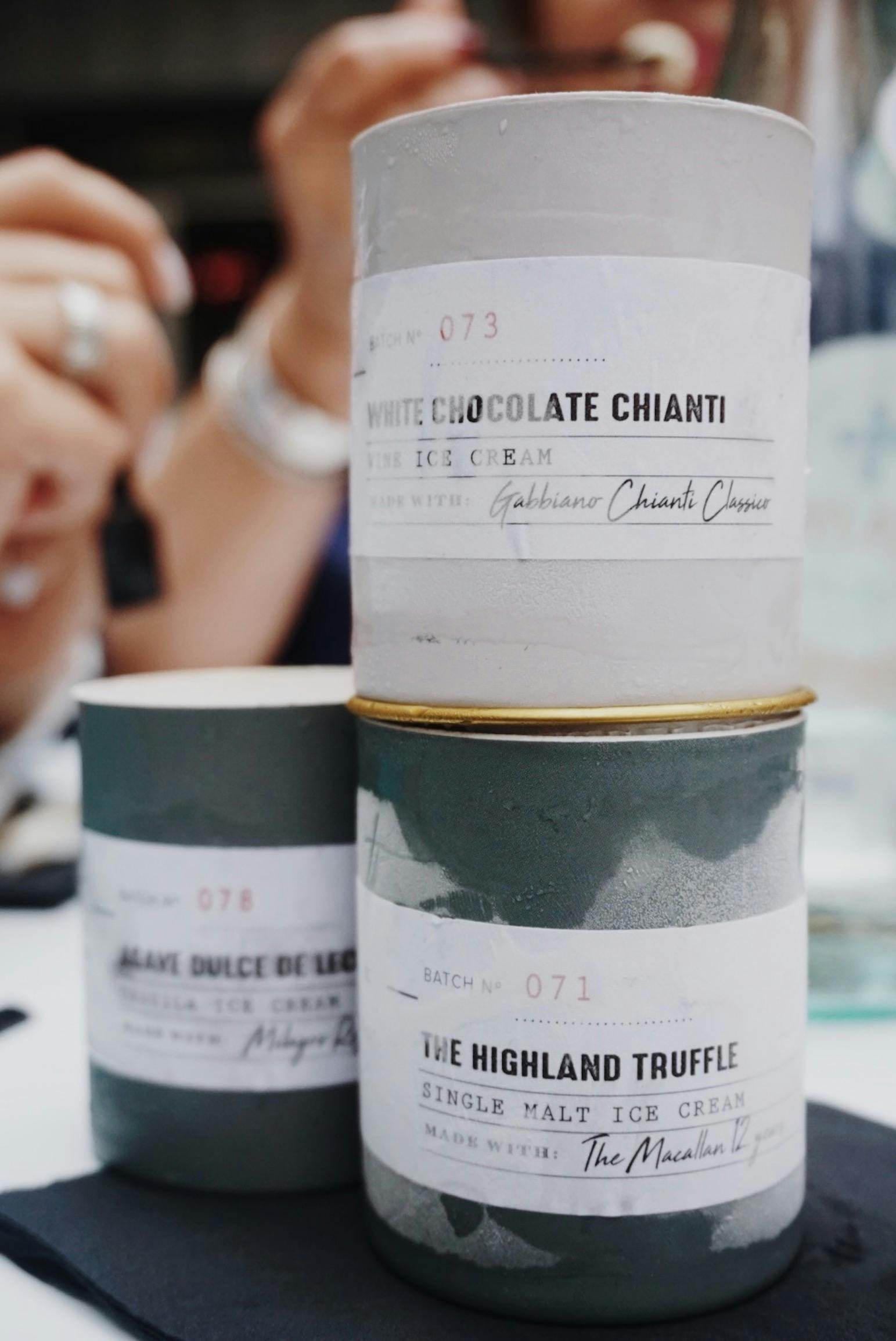 冰淇淋容器的美食特写，非常适合展现高档甜点形象