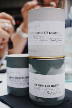 冰淇淋容器的美食特写，非常适合展现高档甜点形象