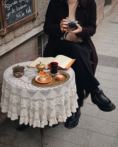 açık kitap, bir fincan kahve, dikey atış içeren Ücretsiz stok fotoğraf