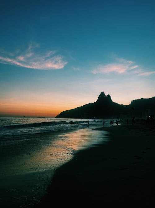 Бесплатное стоковое фото с берег моря, вертикальный выстрел, восход