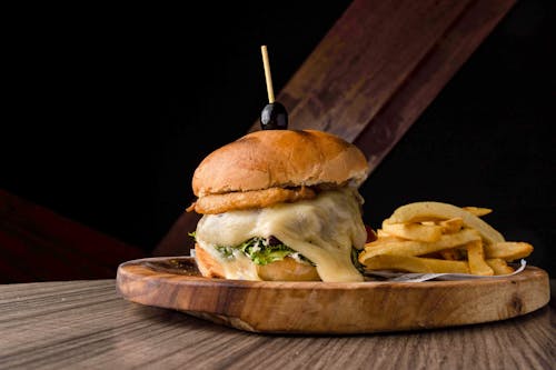 bezplatná Základová fotografie zdarma na téma cheeseburger, detail, dřevěná deska Základová fotografie