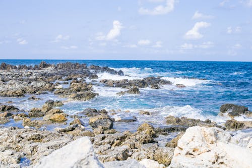 çarpmak, dalgalar, deniz kenarı içeren Ücretsiz stok fotoğraf