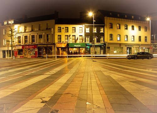 Foto stok gratis irish bar, kota di malam hari, pub