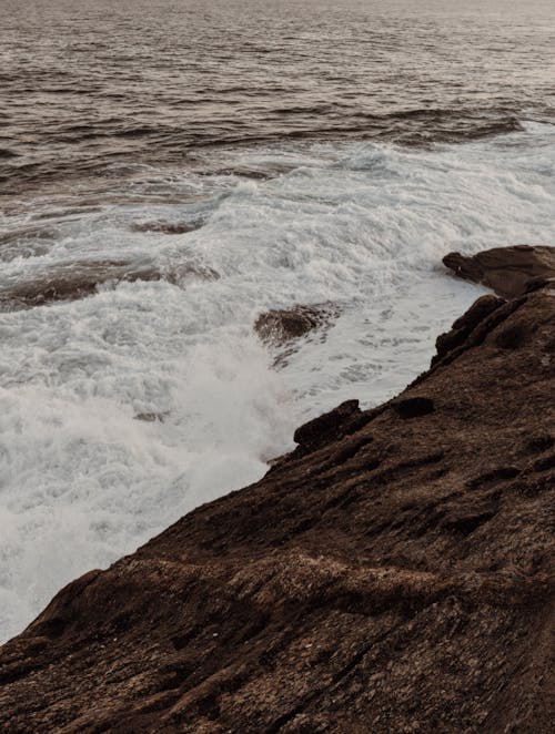 Бесплатное стоковое фото с берег моря, вертикальный выстрел, грохот волн