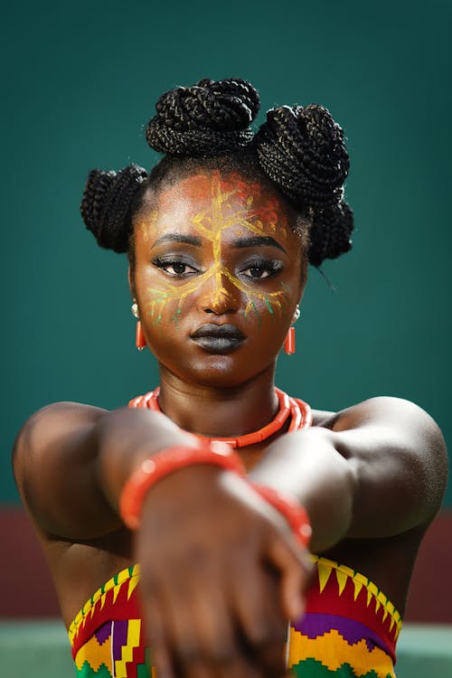 Kostnadsfri bild av afrikansk stamkultur, ansiktsmålning, blå bakgrund