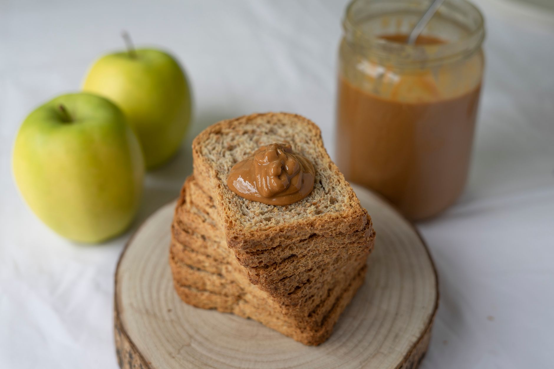 Apfel mit Erdnussbutter