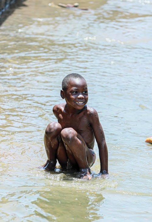 Бесплатное стоковое фото с афро-американский мальчик, вертикальный выстрел, голый