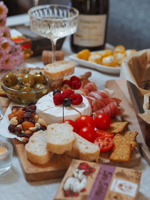 Základová fotografie zdarma na téma camembert, cherry rajčata, chleba