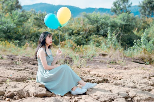 Mujer Sosteniendo Globos