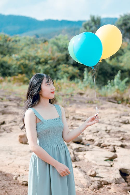 Mujer, Llevando, Vestido Azul, Tenencia, Globos