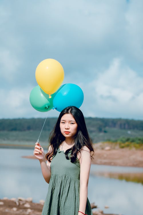 Mujer, Llevando, Vestido, Tenencia, Globos