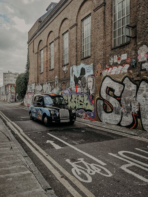 Základová fotografie zdarma na téma auto, dopravní značky, graffiti