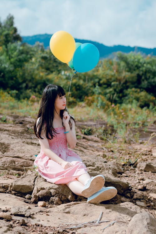 Foto De Mujer Sosteniendo Globos