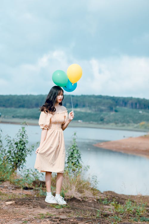 Mujer Sosteniendo Globos