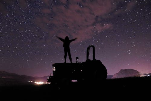 Foto profissional grátis de à noite, astrofotografia, braços separados
