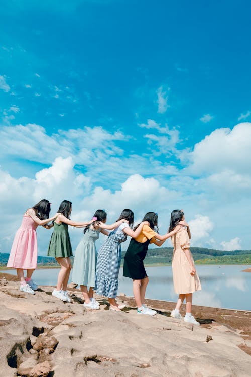 Seis Mujeres De Pie Junto Al Lago