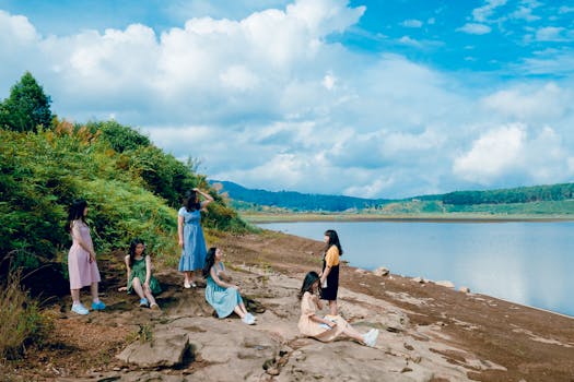 在一个阳光明媚的日子里，一群年轻女子在宁静的湖边放松身心，捕捉大自然的美丽