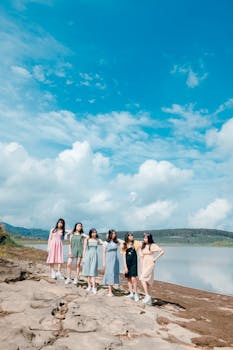 七名年轻女子在风景秀丽的湖边，享受着阳光明媚的一天