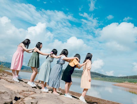 一群妇女在阳光明媚的湖边享受着一天，展现出团结与欢乐