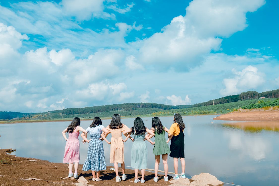 無料 湖の前に立つ6人の少女 写真素材