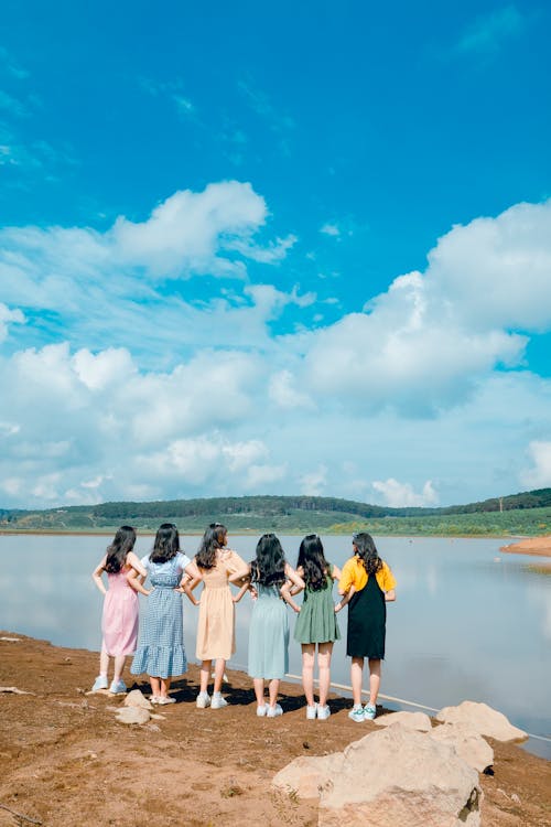 無料 写真を撮る水域に直面している6人の女性 写真素材