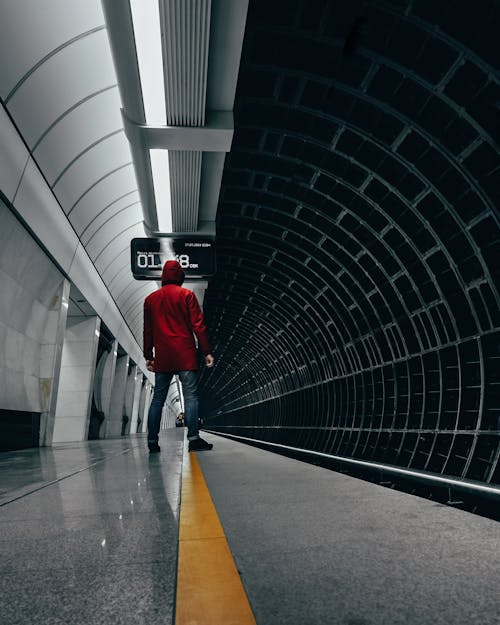 Immagine gratuita di giacca rossa, in attesa, in piedi