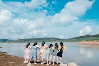 一群妇女在阳光明媚的湖边享受宁静夏日，尽显夏日乐趣