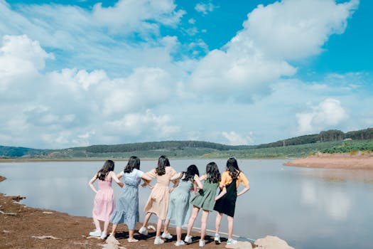 一群女人在阳光明媚的湖边享受宁静夏日