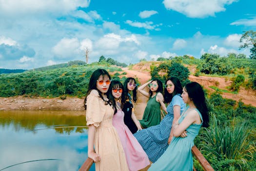 一群年轻女性在风景优美的湖边，沐浴着明媚阳光，展现着时尚与团结