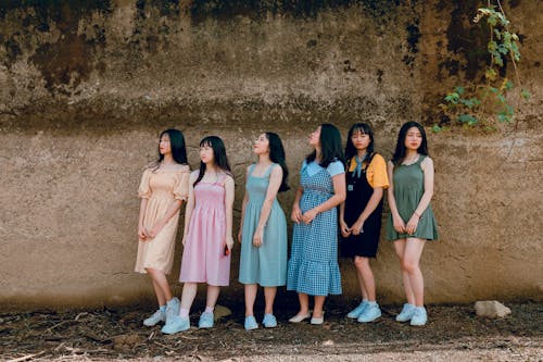 Фотография шести девушек, стоящих у стены