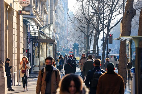 Δωρεάν στοκ φωτογραφιών με Άνθρωποι, αστικός, γυμνά δέντρα