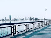 现代城市的天际线景色令人惊叹，横跨宁静的海滨与长廊