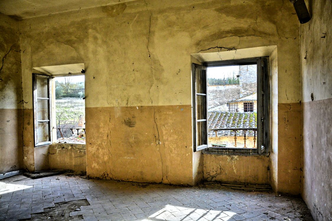Abandoned Broken Interior · Free Stock Photo