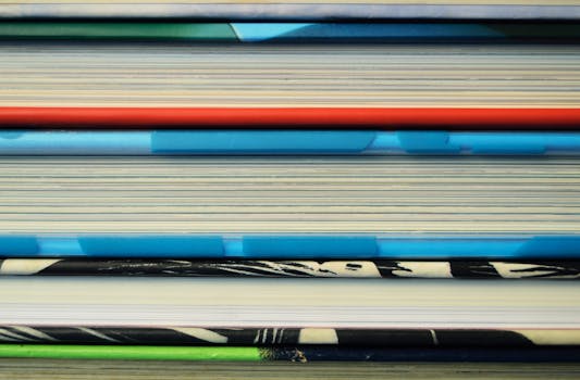 一张彩色精装书的特写图像，书以图案堆叠