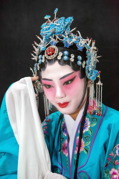 Free Portrait of a Chinese opera artist in elaborate costume and makeup, highlighting cultural tradition. Stock Photo