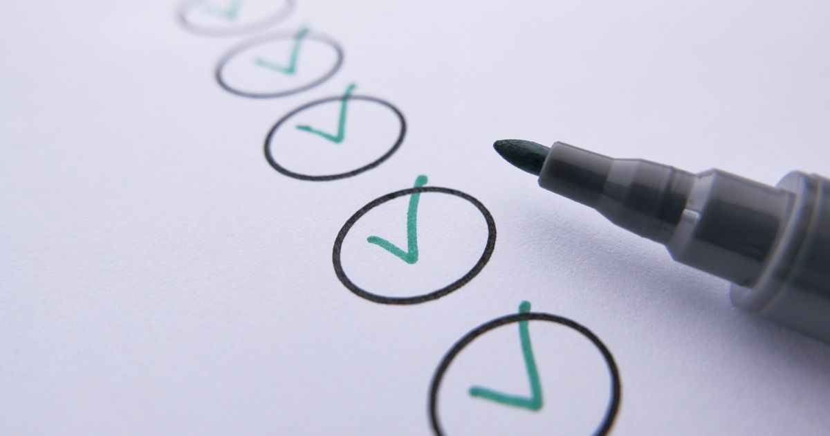Abgehakte Checkliste als Sinnbild für standardisierte Prüfpunkte in der Reinigungsqualität