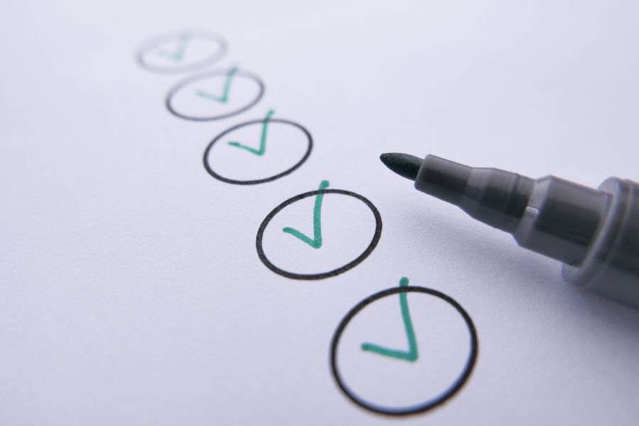 Checklist con marcas de verificación en verde