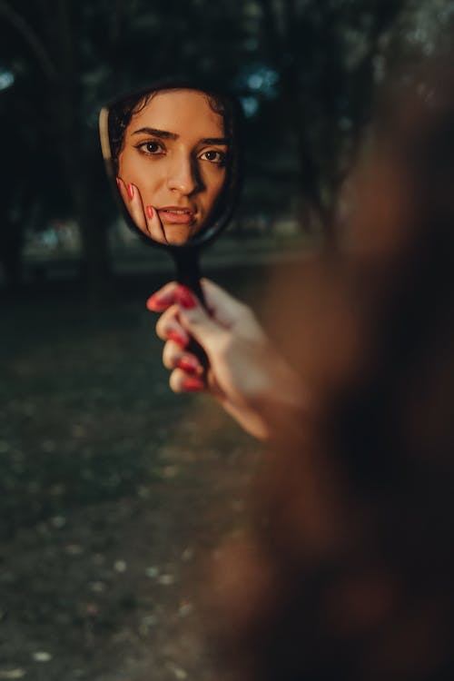 Kostenloses Stock Foto zu brasilianische frau, festhalten, frau