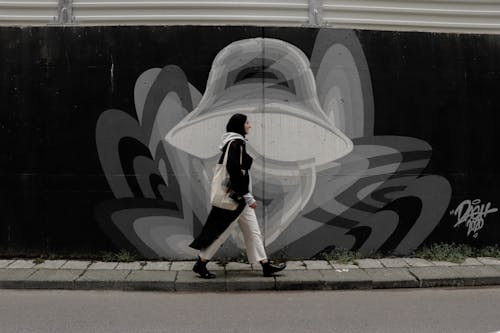 Gratis arkivbilde med fortau, gå, graffiti