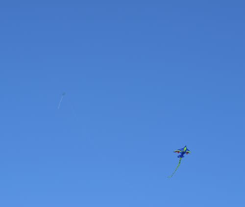 Very high flying kite with a second lower down