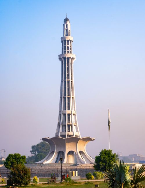 Free Explore the iconic Minar-e-Pakistan, a symbol of independence, in Lahore, Pakistan. Perfect for cultural exploration. Stock Photo