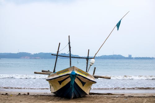 Fotos de stock gratuitas de atracado, barco de pesca, bote de madera