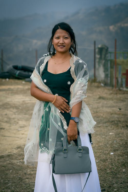 アジアの女性, ショール, ハンドバッグの無料の写真素材
