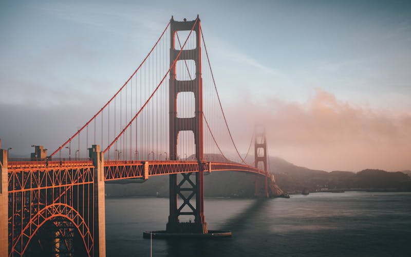Pont du Golden Gate enveloppé de brouillard au crépuscule à San Francisco